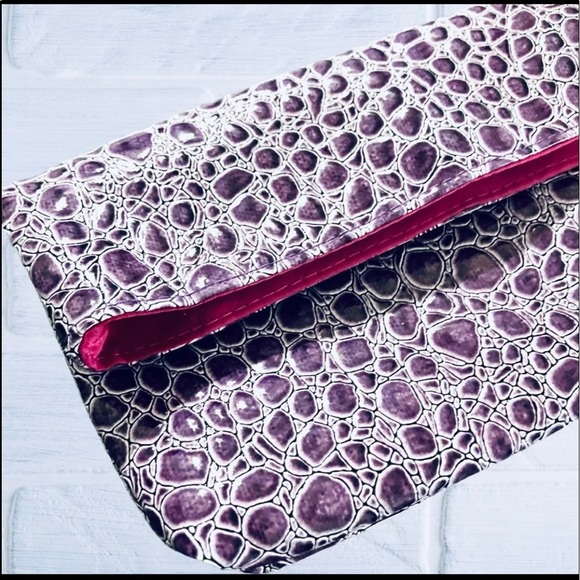 FAUX CROC CLUTCH GLOSSY PURPLE - Picture 7 of 12